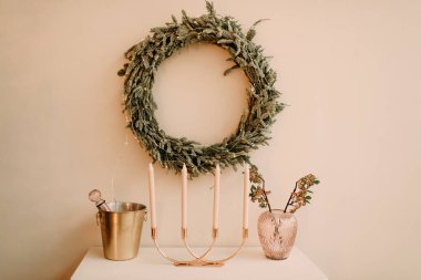 Üzerinde çelenk asılı olan ev dekorasyonları..