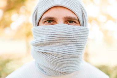 Yashmak 'ın yakın plan portresine sarılmış Arap adam..