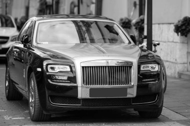 Krakow, Polonya - 25 Temmuz 2019: Siyah lüks süper araba Rolls Royce Phantom Krakow 'da sokağa park etti (Krakow )