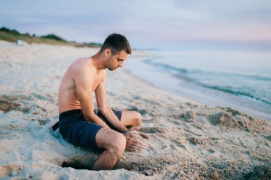 Kumsalda kumdan kale inşa eden adam.