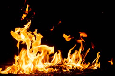 Ateş parkları, alev ve dumanla yanan ağaçlar. Siyah arka planda garip garip elementsel ateşli figürler. Kömür ve kül. Geceleri soyut şekiller. Doğada şenlik ateşi. Elementin gücü