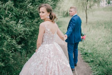 Açık havada güzel bir çift portresi.