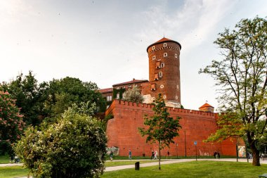  Krakow, Polonya - 25 Mayıs 2019: Turistlerle Wavel Şatosu