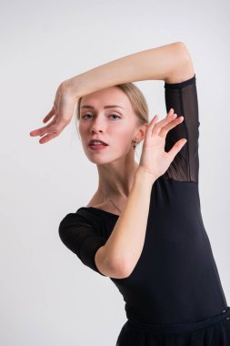 Sanat jimnastiği konsepti. Beyaz model, tam boy. Genç kız sanat jimnastiğiyle meşgul ve bundan hoşlanıyor.