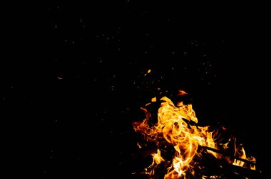 Ateş parkları, alev ve dumanla yanan ağaçlar. Siyah arka planda garip garip elementsel ateşli figürler. Kömür ve kül. Geceleri soyut şekiller. Doğada şenlik ateşi. Elementin gücü