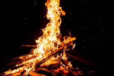 Ateş parkları, alev ve dumanla yanan ağaçlar. Siyah arka planda garip garip elementsel ateşli figürler. Kömür ve kül. Geceleri soyut şekiller. Doğada şenlik ateşi. Elementin gücü