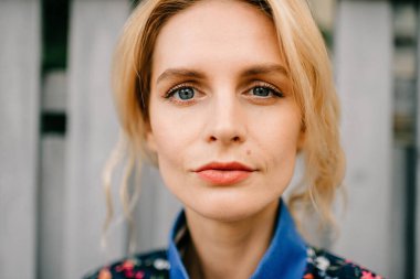 Güzel sarışın mankenin portresi. 