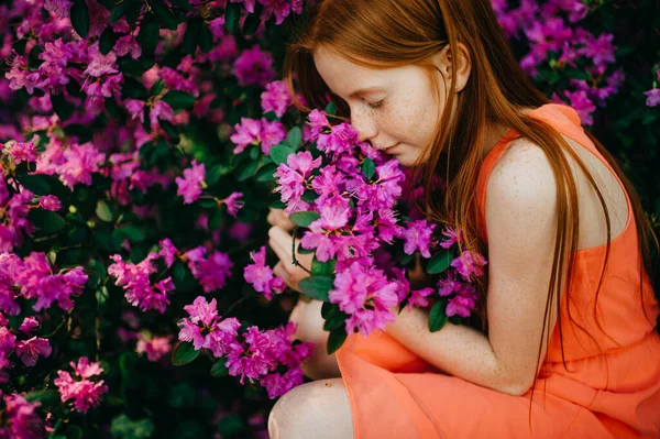 Foto Van Een Geweldig Roodharig Meisje Een Oranje Jurk Genietend — Stockfoto