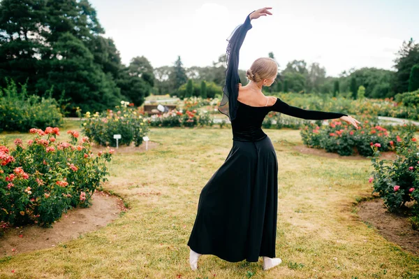 Joven Bailarina Vestido Negro Posando Mostrando Poses Ballet Parque Verano —  Fotos de Stock