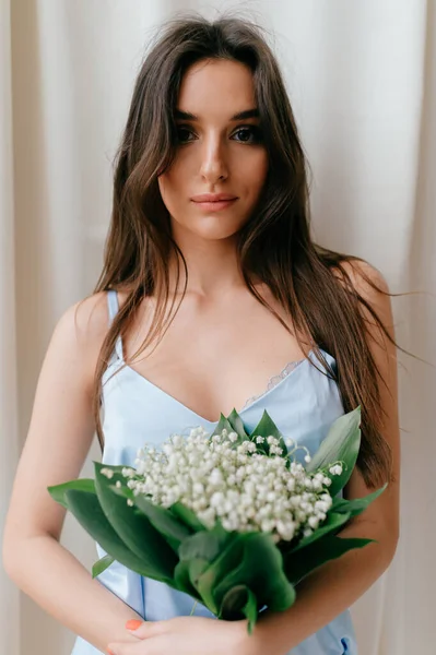 Vacker Romantisk Flicka Sovkläder Poserar Med Blommor — Stockfoto