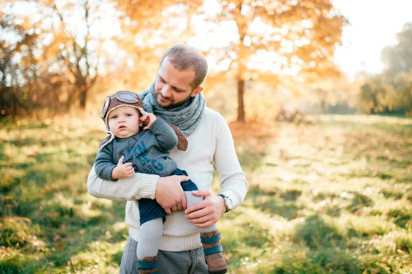 Gelukkig Vader Poseren Met Zijn Stijlvolle Kind Herfst Park — Stockfoto