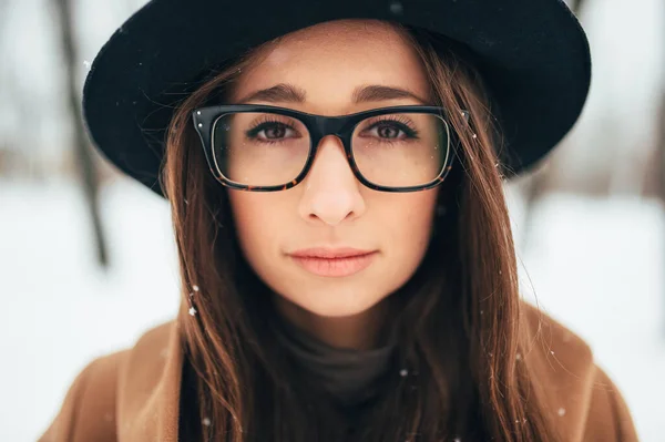 Closeup Retrato Bela Menina Morena Cabelos Longos Com Aparência Georgiana — Fotografia de Stock