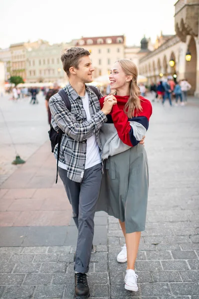 Glückliches Liebespaar Lächelnd Auf Dem Hauptplatz Krakau Krakau — Stockfoto