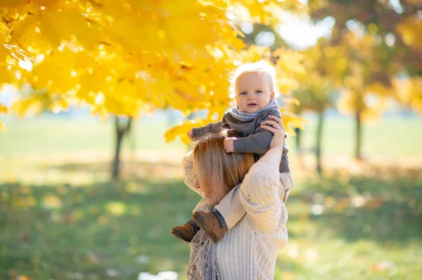 Joven Madre Posando Con Niño Pequeño Sobre Sus Hombros Soleado — Foto de Stock