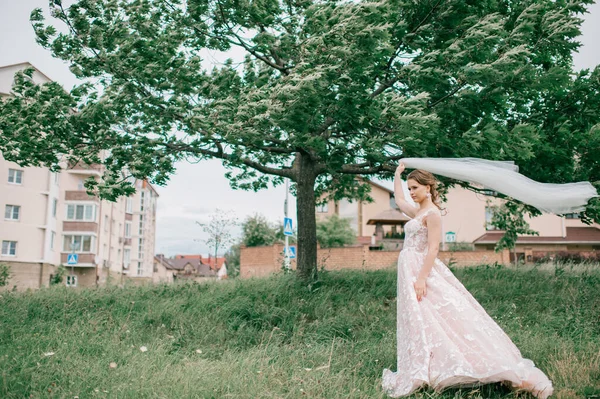 Krásná Mladá Nevěsta Bílých Svatebních Šatech Pózuje Venku Kyticí Květin — Stock fotografie