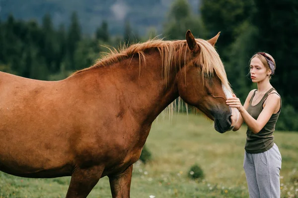 Jovem Menina Bonita Abraçando Cavalo Natureza — Fotografia de Stock