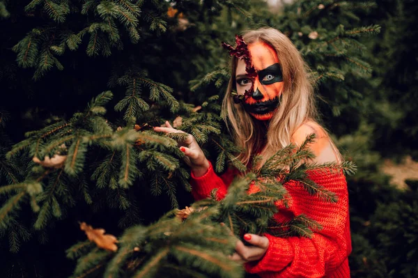 Giovane Ragazza Bionda Con Halloween Faccia Arte Posa All Aperto — Foto Stock