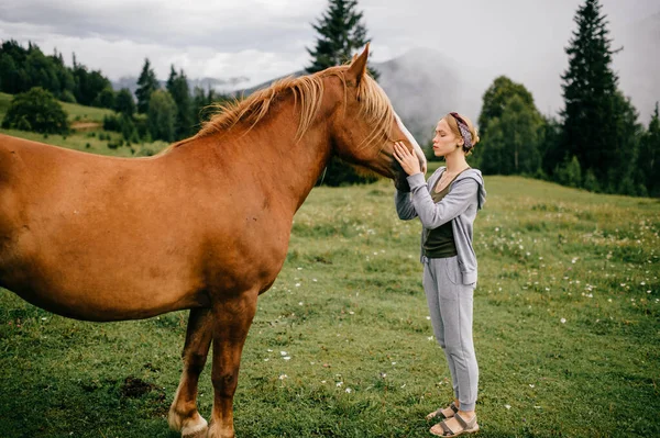 Jovem Menina Bonita Abraçando Cavalo Natureza — Fotografia de Stock