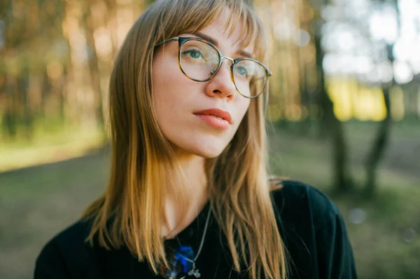 Porträt Eines Schönen Jungen Mädchens Mit Kurzen Blonden Haaren Blauen — Stockfoto