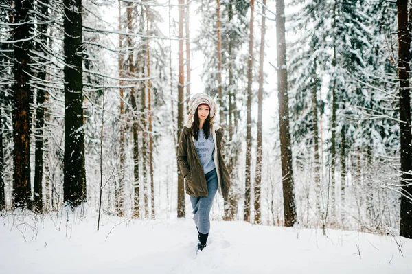 Zabawna Młoda Atrakcyjna Dziewczyna Turbanem Szalika Spacerującego Lesie Śnieżnym — Zdjęcie stockowe