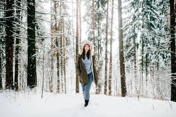 Grappig Jong Aantrekkelijk Meisje Met Een Tulband Van Sjaal Wandelen — Stockfoto