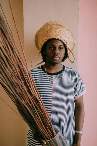 Životní Styl Portrétu Podivného Mladého Afrického Černocha Držícího Skleněnou Vázu — Stock fotografie