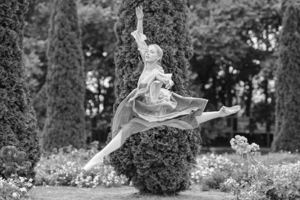 Mladá Blondýnka Balerína Skákání Krásném Parku Květinami — Stock fotografie