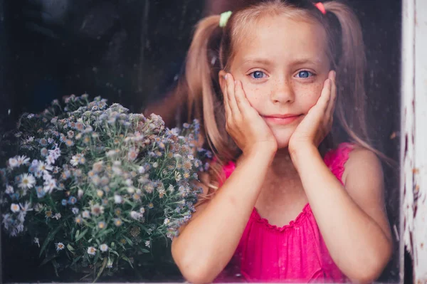 Klein Schattig Kaukasisch Zelf Geïsoleerd Meisje Met Lang Blond Haar — Stockfoto