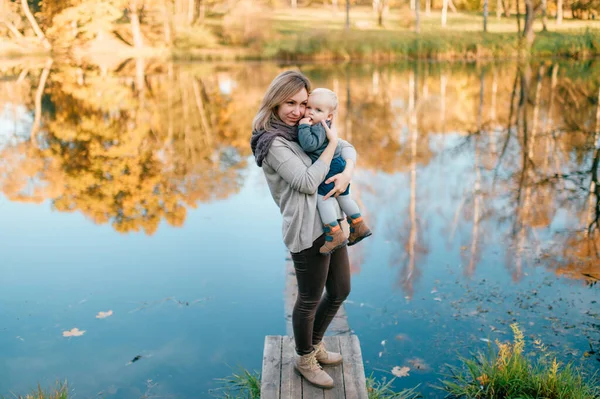 Kärleksfull Mor Kramar Sitt Sömniga Barn Naturen Med Sjön Bakgrunden — Stockfoto