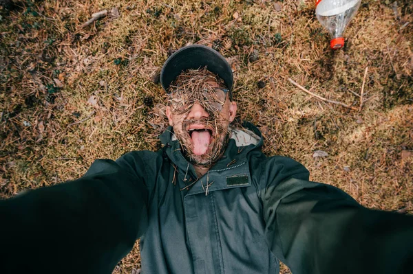 Homme Forestier Avec Des Lunettes Une Casquette Repose Sur Sol — Photo