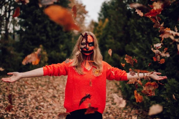 若いですブロンドの女の子とともにハロウィンフェイスアートポージング屋外 ハロウィンお祝いのコンセプト — ストック写真