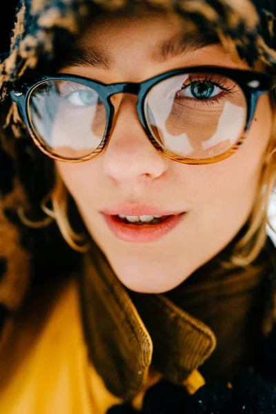 Detailní Záběr Portrét Legrační Mladé Hipster Dívka Brýlemi Šála Zakrývající — Stock fotografie