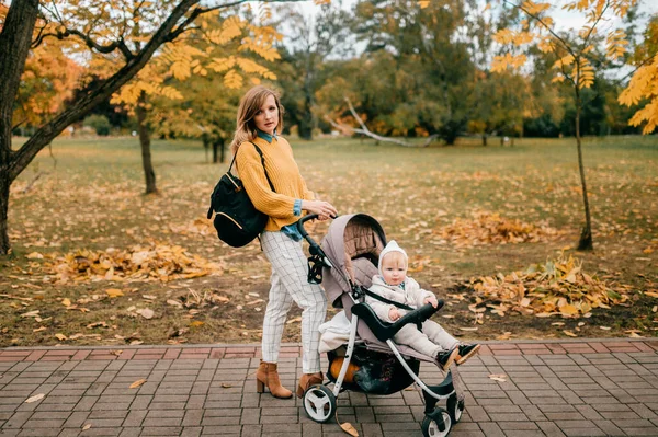 Söt Liten Bebis Med Stora Blå Ögon Kort Rött Hår — Stockfoto