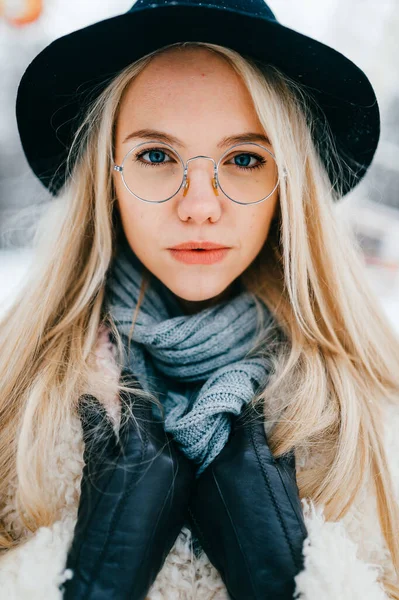 Retrato Menina Loira Muito Elegante Chapéu Óculos — Fotografia de Stock