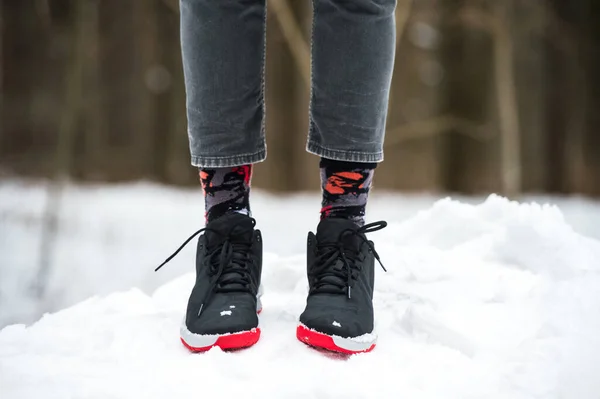 Männerbeine Sportschuhen Abgeschnittene Jeans Und Modische Socken Die Auf Schnee — Stockfoto