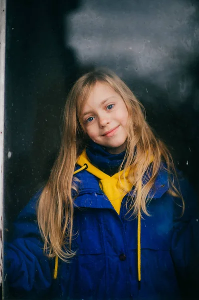 Vrij Gelukkig Jong Kaukasisch Meisje Met Lang Blond Haar Een — Stockfoto