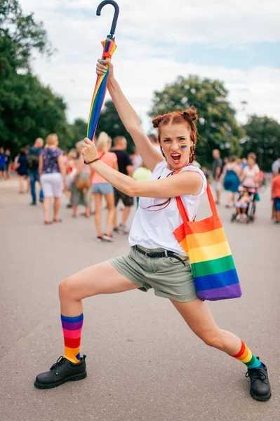 Moda Chica Con Lgbt Gay Orgullo Bandera Cara Colorido Paraguas — Foto de Stock