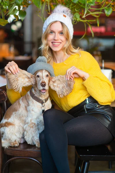 Alegre Mujer Caucásica Sonriente Suéter Amarillo Sentado Silla Caffe Estirando —  Fotos de Stock