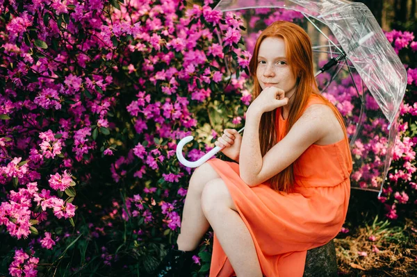 Симпатична Дівчина Літній Сукні Насолоджується Рослинами Ботанічному Саду — стокове фото