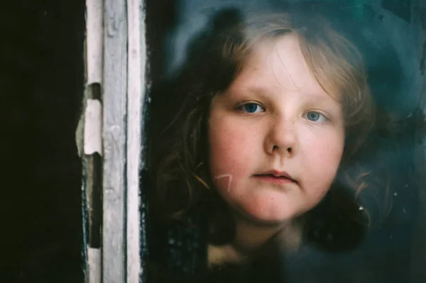 Retrato Una Niña Pequeña Con Expresión Cara Tranquila Mirando Por — Foto de Stock