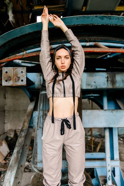 Jeune Fille Élégante Posant Usine Abandonnée Plein Air — Photo