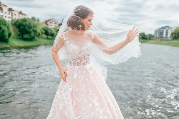 Schöne Braut Brautkleid Mit Schleier Über Ihrem Gesicht Posiert Freien — Stockfoto