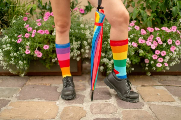 Vrouwelijke Benen Lgbt Regenboog Sokken Dragen Mannelijke Laarzen — Stockfoto