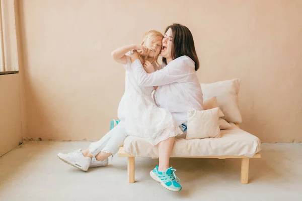 Mãe Filha Interior Estilo Vida Retrato Mãe Com Criança Divertir — Fotografia de Stock