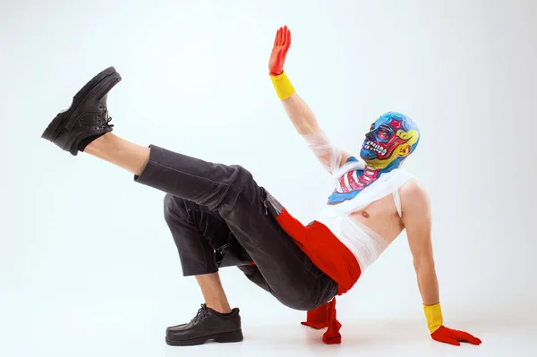 Étrange Homme Maquillé Tête Épaule Shirt Blanc Gants Rouges Jaunes — Photo