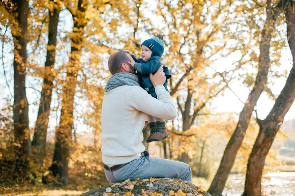 Fader Med Barn Höstparken — Stockfoto