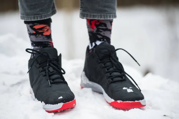 Männerbeine Sportschuhen Abgeschnittene Jeans Und Modische Socken Die Auf Schnee — Stockfoto