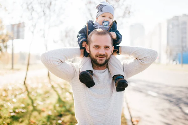 Gelukkig Vader Houdt Zijn Mooie Kind Zijn Schouders Herfst Park — Stockfoto