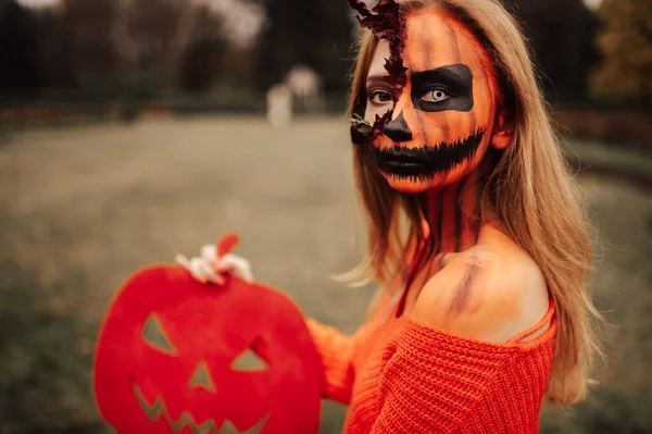 Cadılar Bayramı Yüzlü Genç Sarışın Kız Dışarıda Poz Veriyor Helloween — Stok fotoğraf