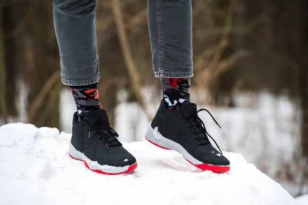 Мужские Ноги Спортивной Обуви Обрезанные Джинсы Модные Носки Стоящие Снегу — стоковое фото